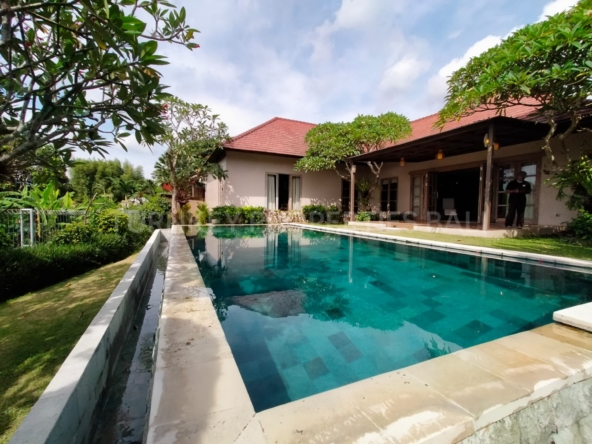 Villa With private pool In Perenan