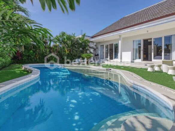 Beautiful 4 Bedroom Villa in Kayu Tulang - Batu Bolong