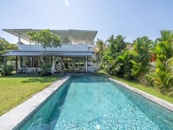 Serene Bliss, Exquisite Two Bedroom Freehold Villa in Pererenan