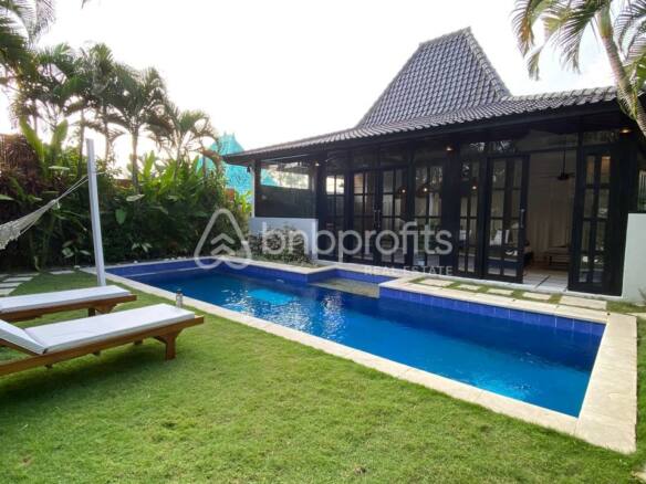 Your Bali Oasis: Furnished Villa with Garden and Pool in Berawa