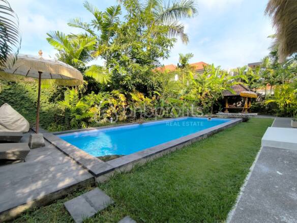 Seaside Splendor: Lavish Yearly Rental 5-Bed Villa Living in Canggu - Berawa