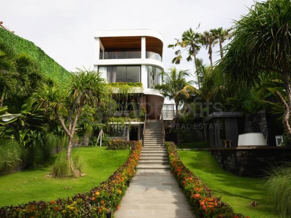 Luxury Oasis in Pererenan: Exquisite Bali Villa with Modern Amenities in Prime Location