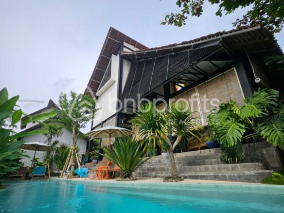 Elegant 3-Bedroom Villa with Expansive Garden in Bali