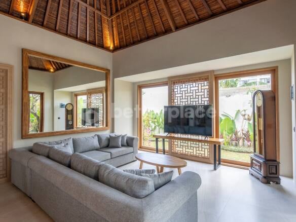 Spacious 6-Bedroom Yearly Rental Villa in the Heart of Canggu, 8 Minutes Walking to Berawa Beach